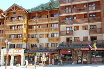 Les Melezets - chalet met balkon en restaurantjes